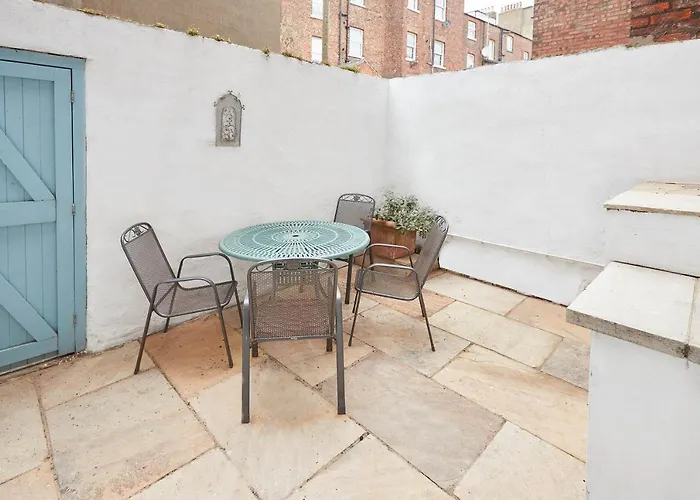 Host & - Austen House * Whitby